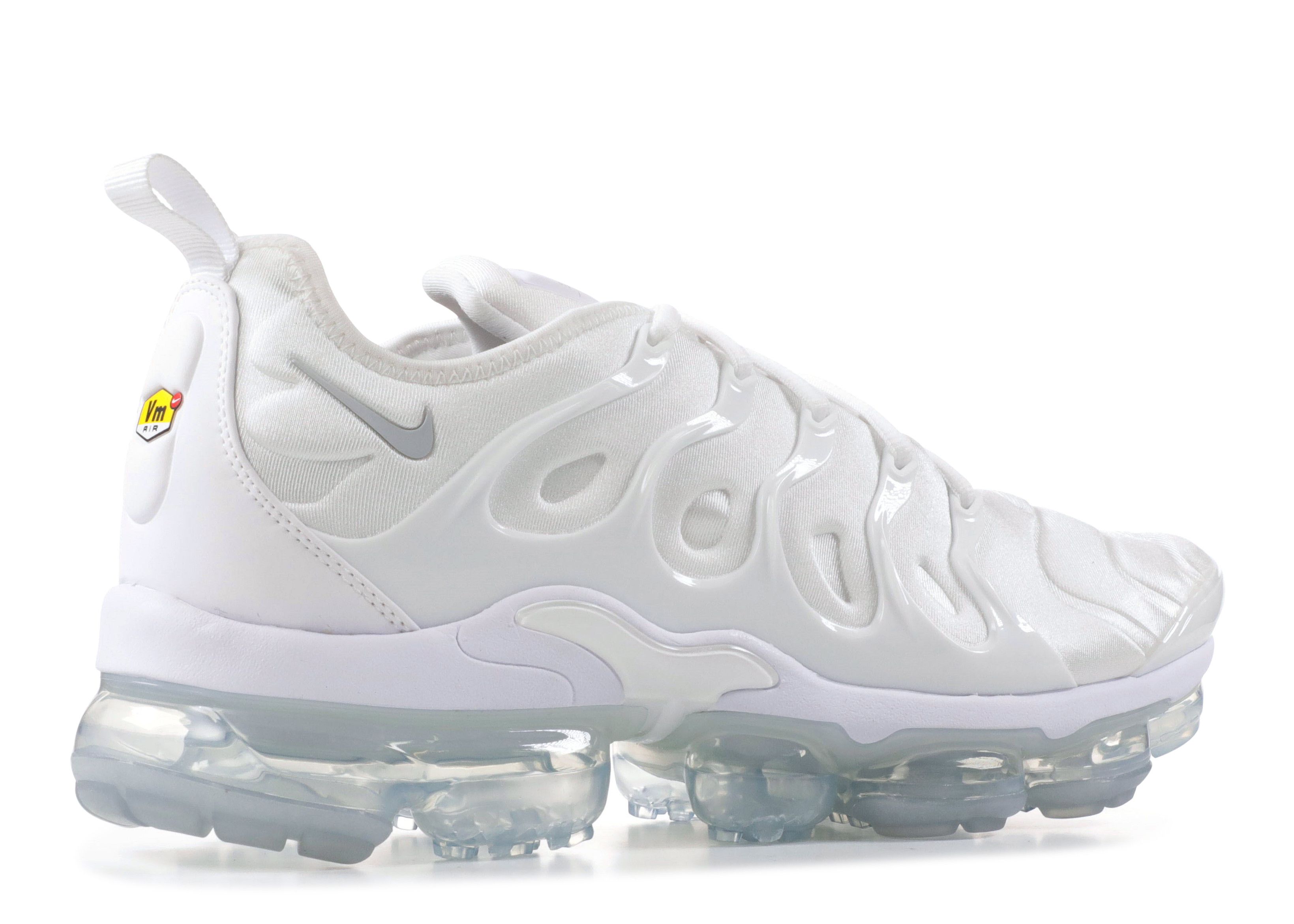 Аир макс плюс белые. Nike Air Max VAPORMAX Plus. Nike Air VAPORMAX Plus White. Nike Air VAPORMAX Plus. Nike VAPORMAX Plus белые.