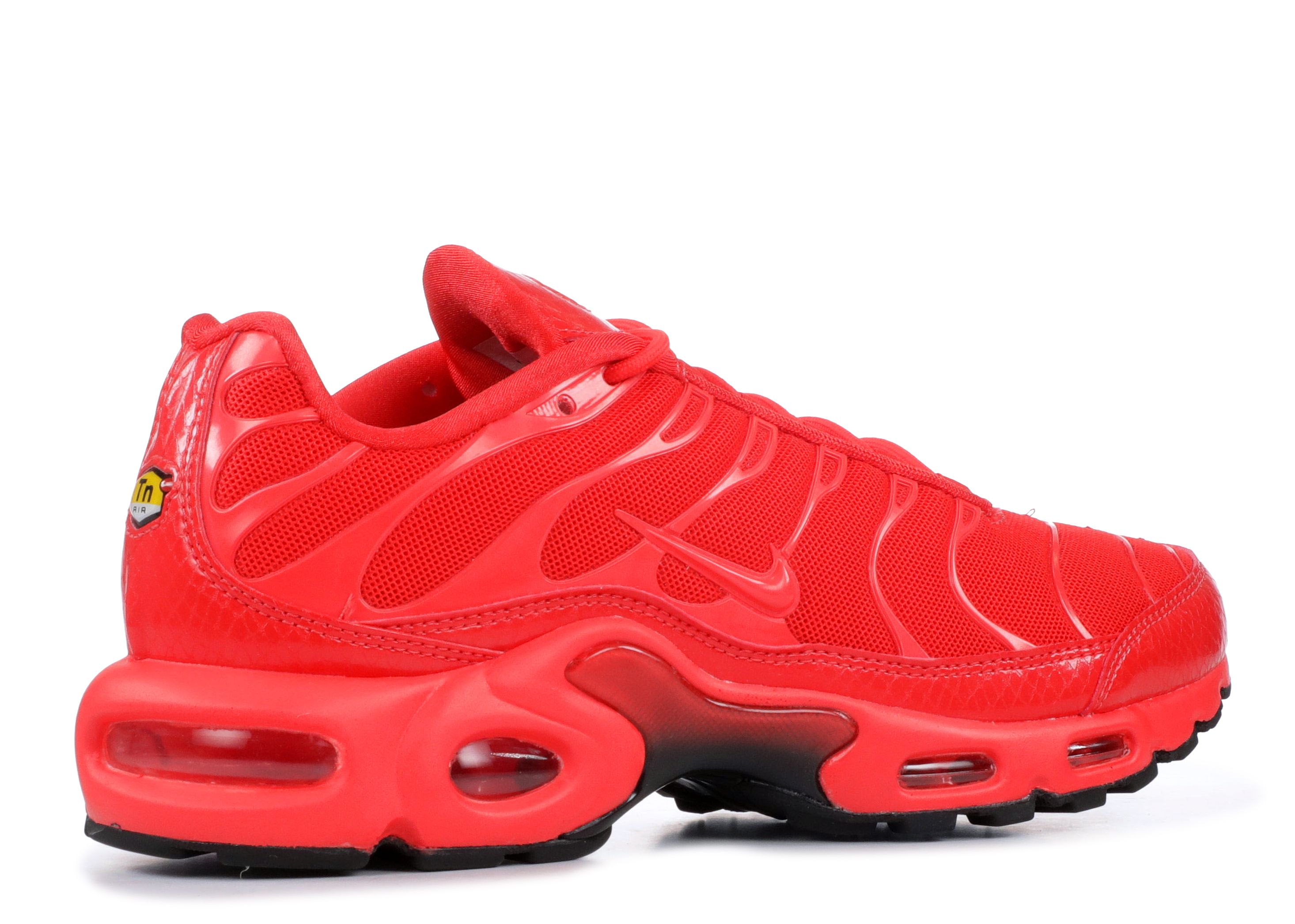red and black air max plus womens